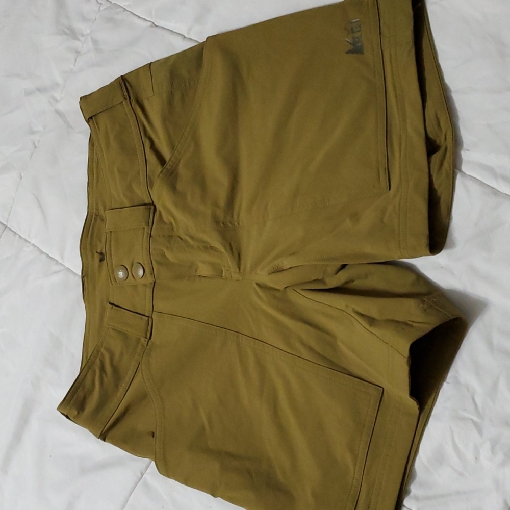 Rei shorts size 0 in green